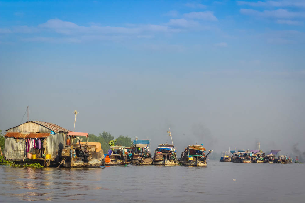 floating-market-in-mekong-delta