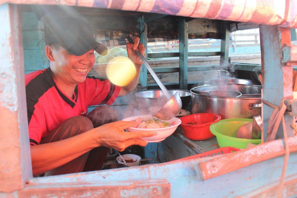 breakfast-on-the-boat-on-the-cai-rang-floating-market