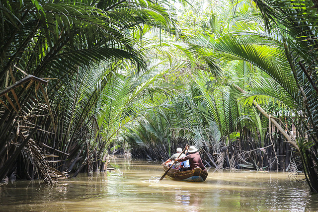 How to have a perfect day trip to Mekong Delta enjoying hand-rowed sampan