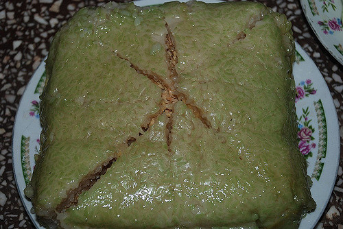 What do Vietnamese people eat during Tet Chưng Cake