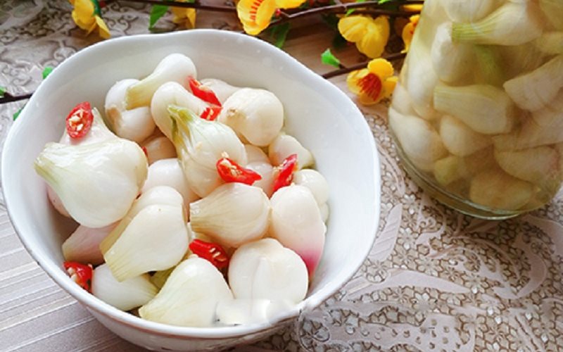 What do Vietnamese people eat during Tet pickled onion