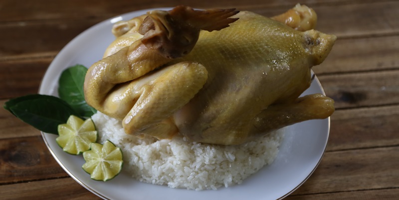 What do Vietnamese people eat during Tet Boiled chicken