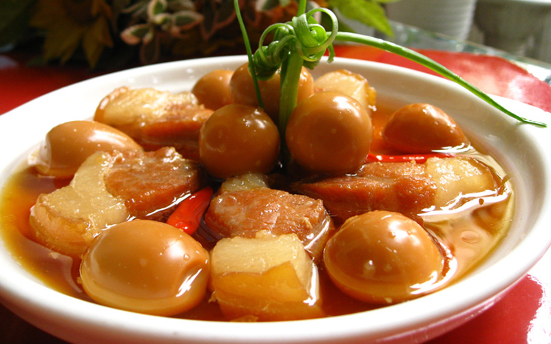What do Vietnamese people eat during Tet meat stewed in coconut juice