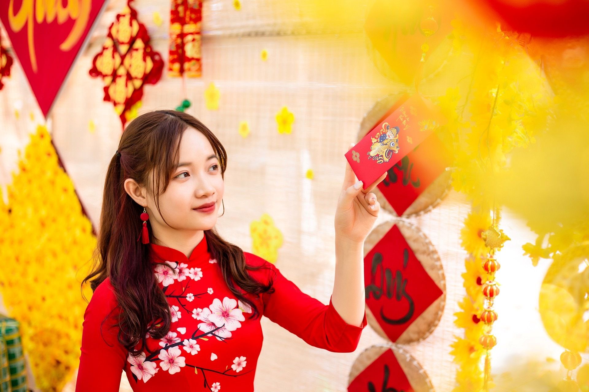 Discover The Beauty Of Traditional Vietnamese Costumes - Ao Dai On Tet Holiday