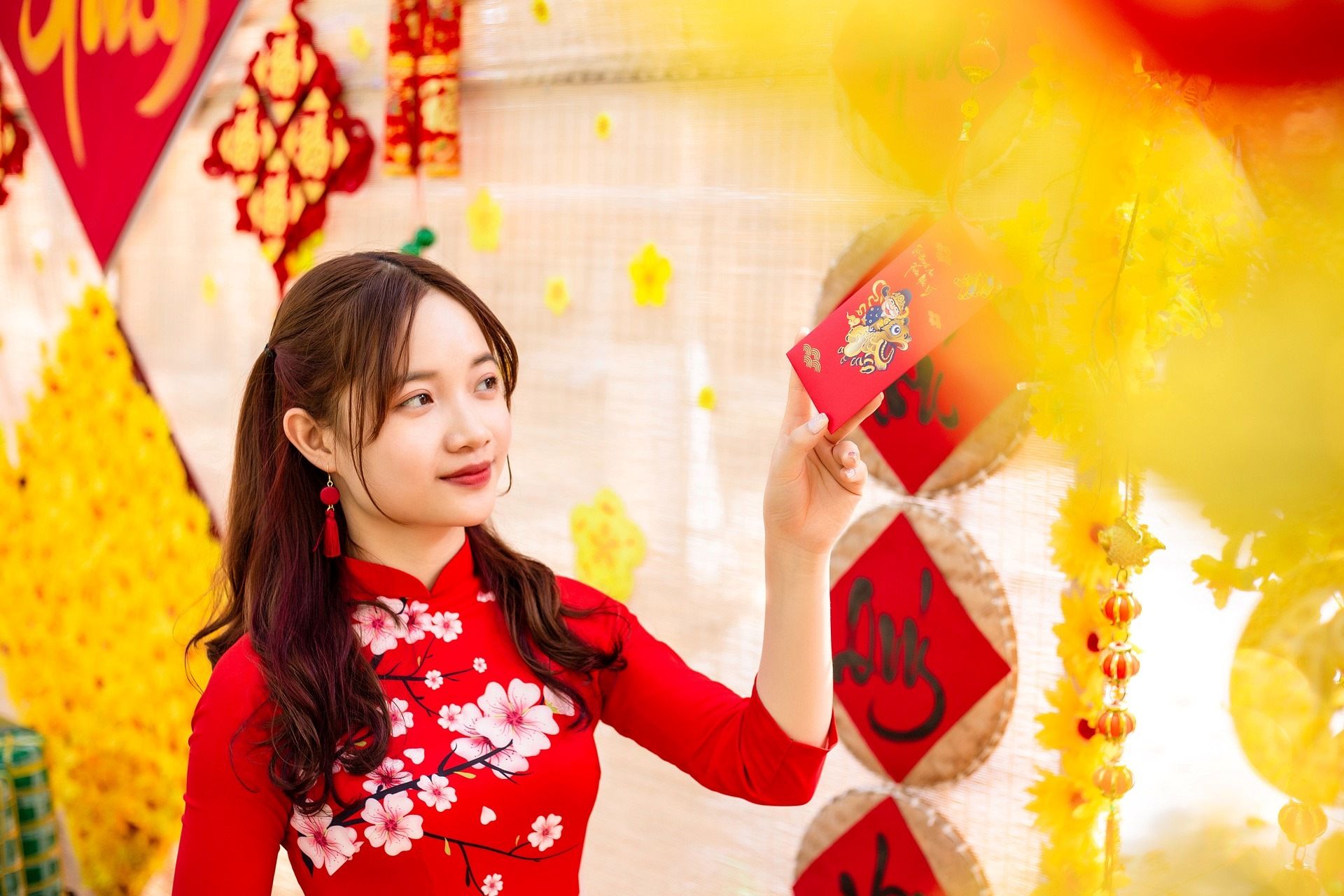 Discover The Beauty Of Traditional Vietnamese Costumes - Ao Dai On Tet  Holiday