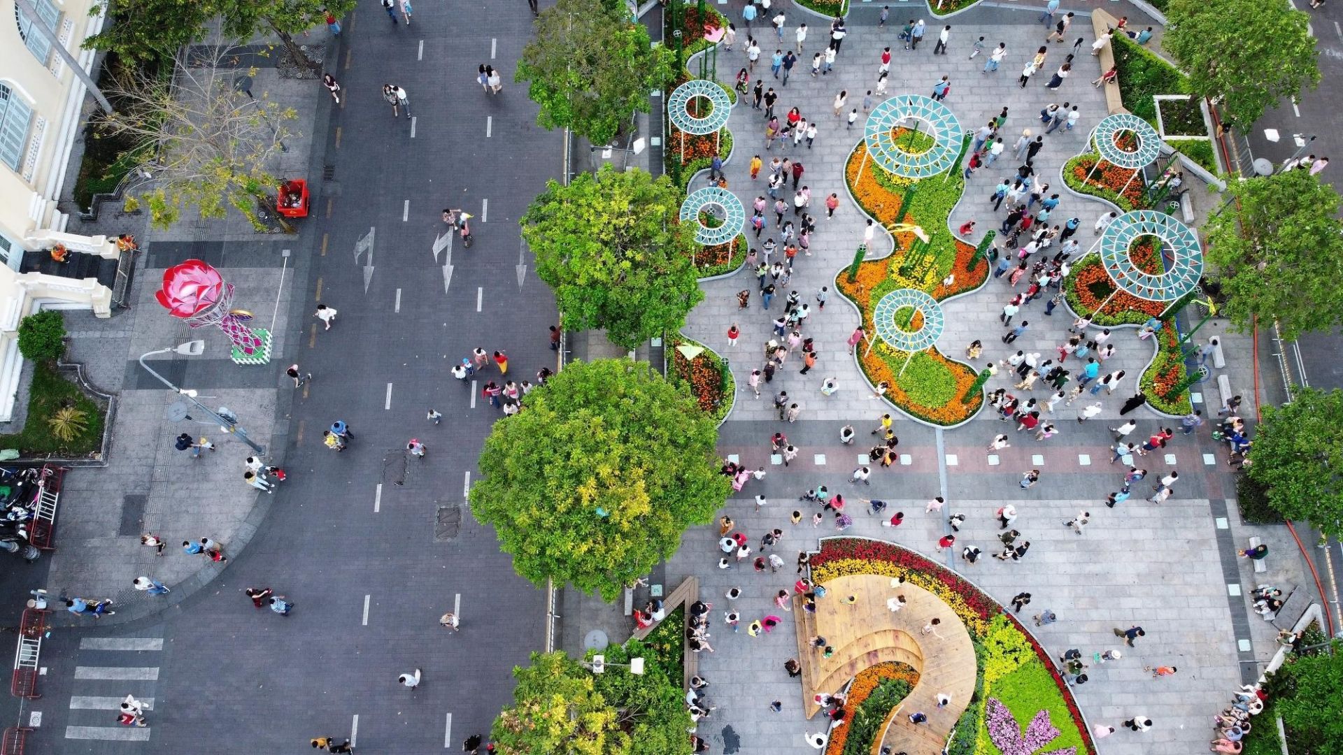 nguyen-hue-street-during-tet-festival