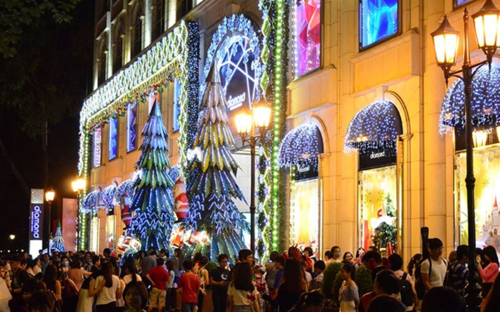 Where To Go To Enjoy Christmas Day On Saigon Walking Tour?