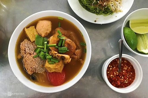 sg-breakfast---bun-rieu-1----innoviet-travel