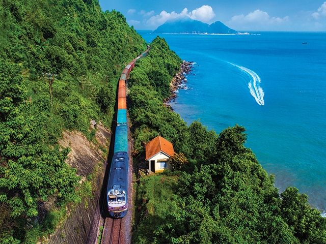 vn-train---through-vn-heart-5---innoviet-travel