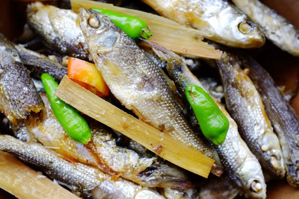Stewed Siamese fish with sugarcane 