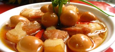What Vietnamese traditional food that local people eat during Tet holiday